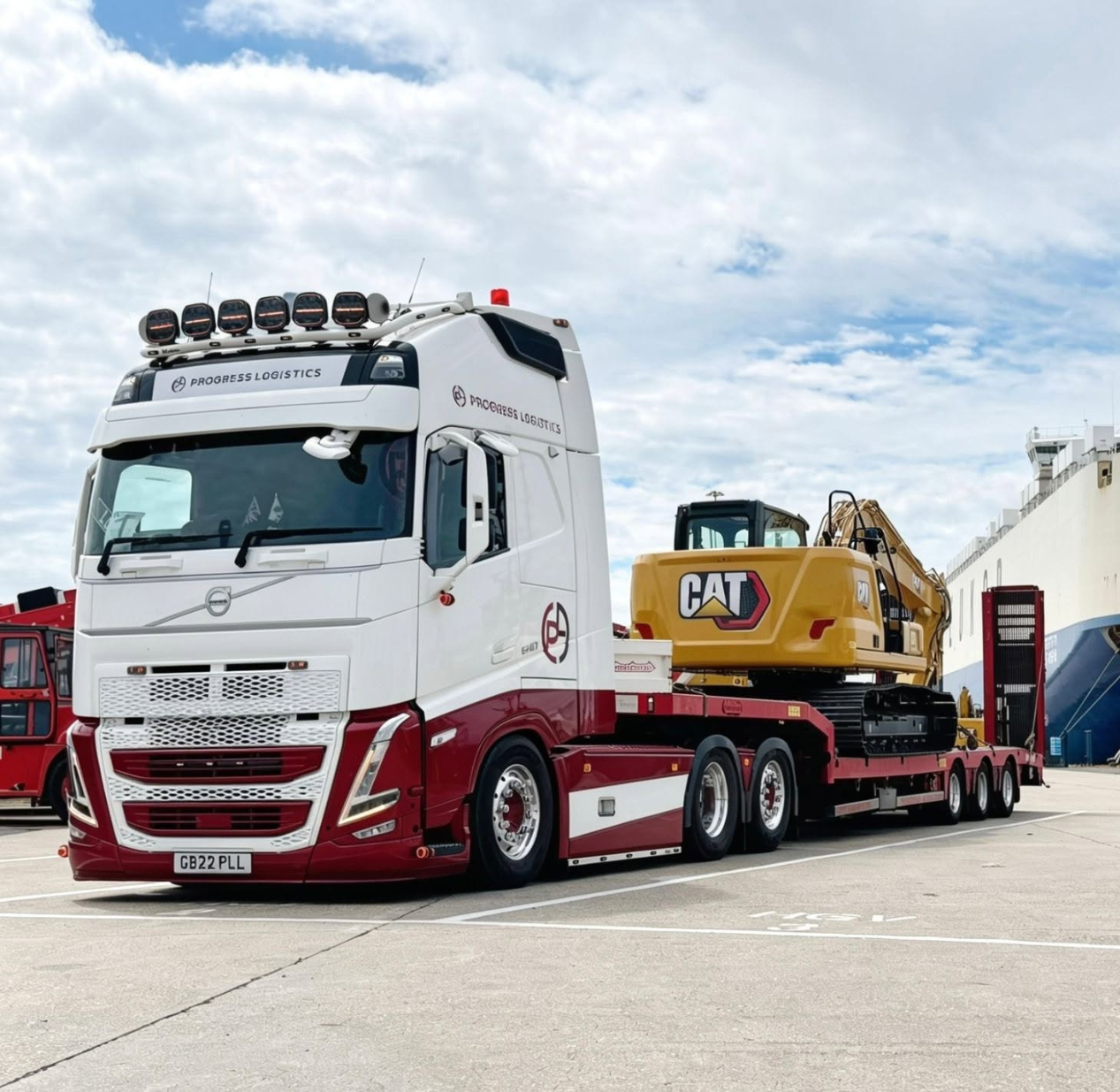 PRO 32 Progress Logistics Heavy Transporting CAT Machinery at UK Docks